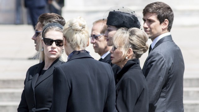 Italy: Berlusconi's family at the funeral service in Milan Cathedral (from left): son Pier Silvio, daughter Barbara (with sunglasses), partner Marta Fascina (from behind), brother Paolo, daughters Eleonora (with hat) and Marina, son Luigi.