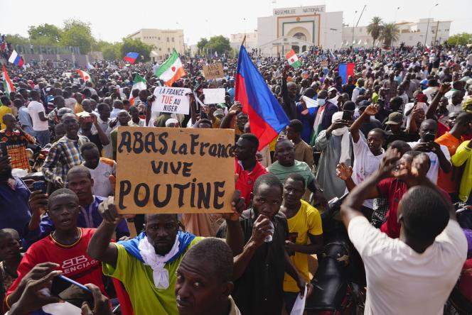 Des Nigériens participent à une marche appelée par des partisans du général Abdourahamane Tiani, davant l’Assemblée nationale, à Niamey, au Niger, le  30 juillet 2023.