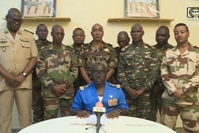 Le colonel-major Amadou Abdramane (au centre), porte-parole du Comité national pour le salut du peuple (CNSP), s’exprime sur Télé Sahel,  le 26 juillet 2023.