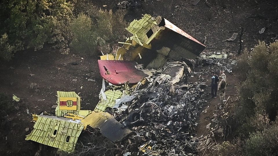 Die Trümmerteile des abgestürtzten Canadair-Löschflugzeugs in Griechenland