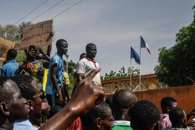 Devant l’ambassade de France, lors d’une manifestation qui a suivi un rassemblement de soutien à la junte nigérienne, à Niamey, le 30 juillet 2023. 