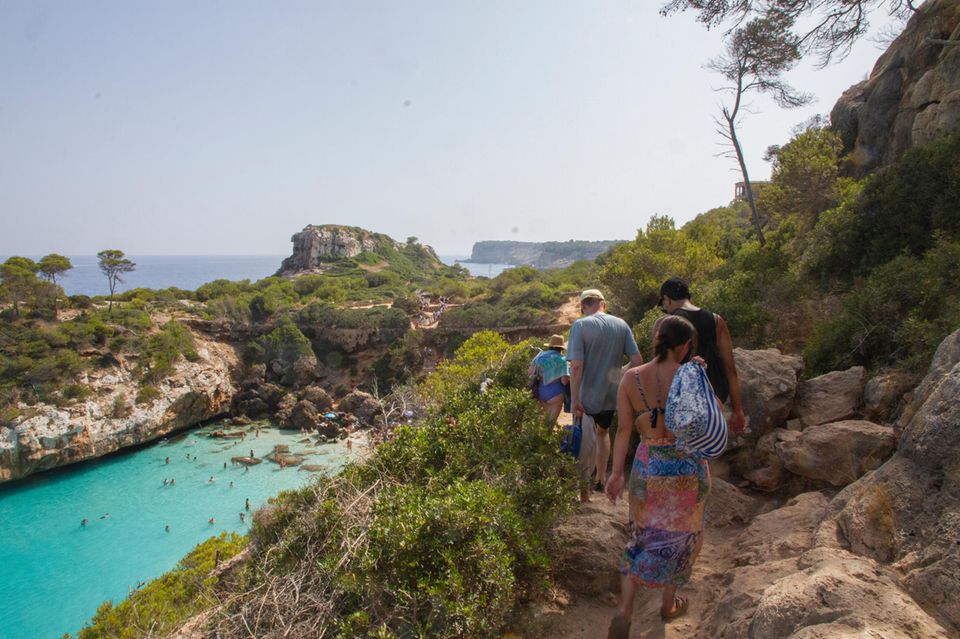 Vacationers on the way to Calò des Moro in Mallorca