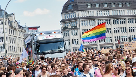 Participants walk along the Glockengiesserwall during the Christopher Street Day parade in August 2022.  © Georg Wendt/dpa +++ dpa picture radio +++ Photo: Georg Wendt