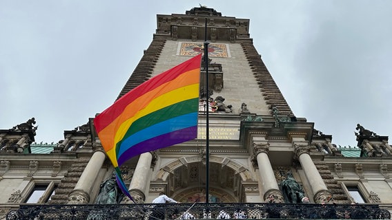 The rainbow flag flies at Hamburg City Hall.  © NDR Photo: Isabelle Wildberger