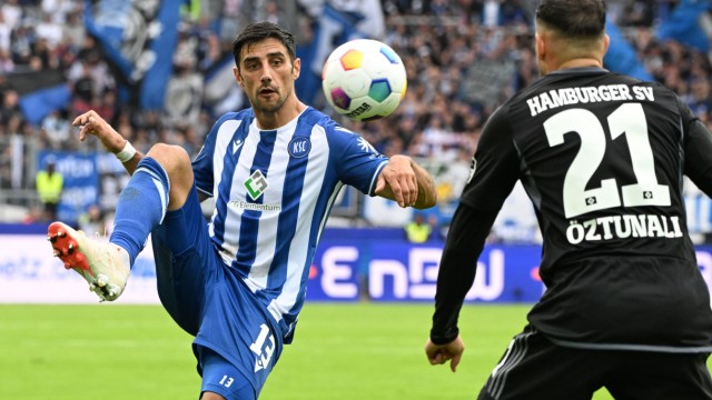 Stories from the second division: Still dangerous: Karlsruher Lars Stindl (left), 34, fights for the ball with Hamburg's Levin Öztunali.