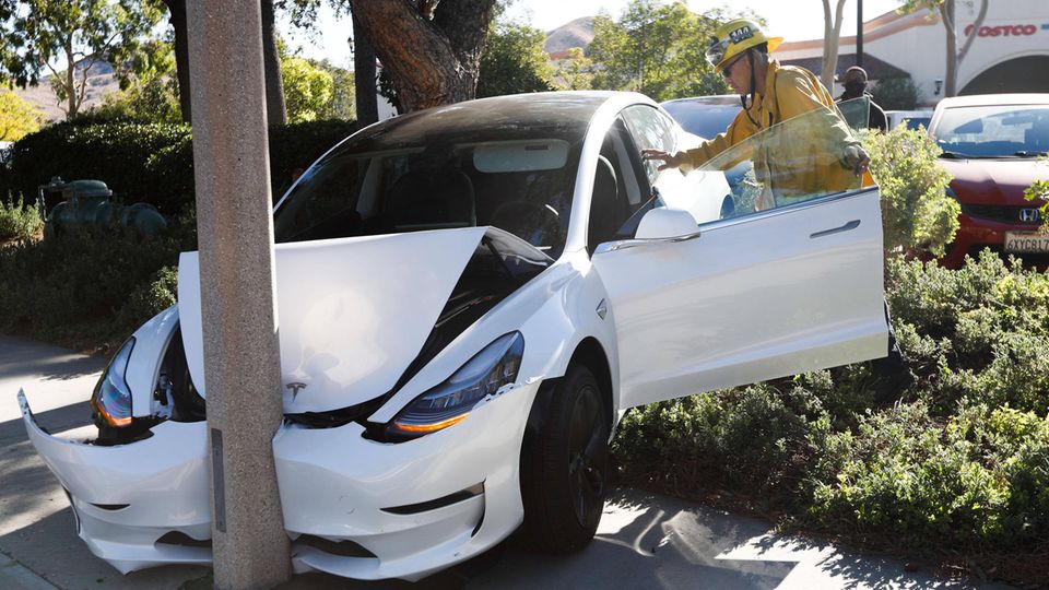 A Tesla car crashed head-on into a pillar