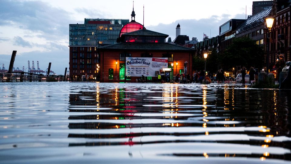 The water of the Elbe sloshed over the quay edges at the Hamburg fish market on Monday evening