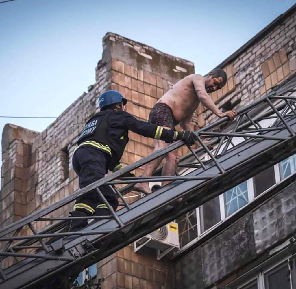 Rettungskräfte evakuieren nach dem russischen Raketenangriff in Pokrowsk Menschen aus einem beschädigten Gebäude