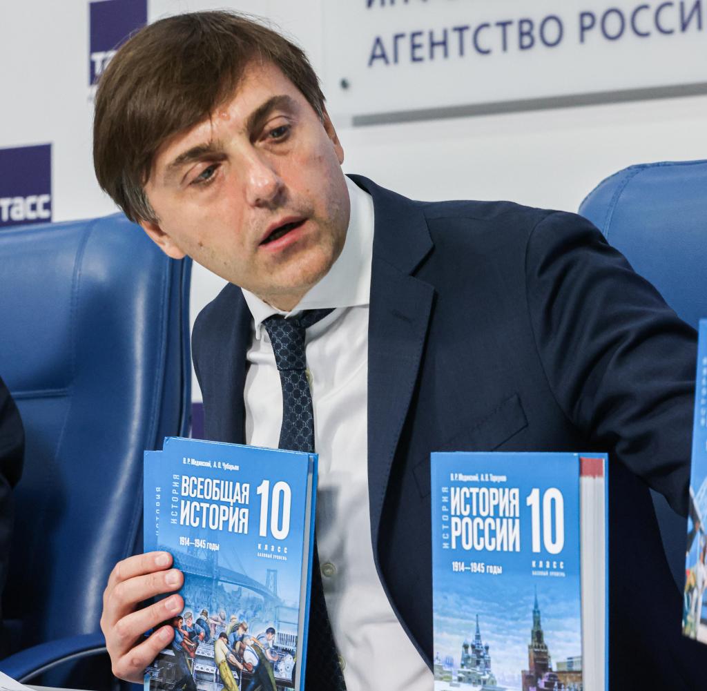 Sergei Krawzow stellt das neuevGeschichtsbuch vor. Drin steht, russische Soldaten auf der Krim den „Frieden gerettet“
