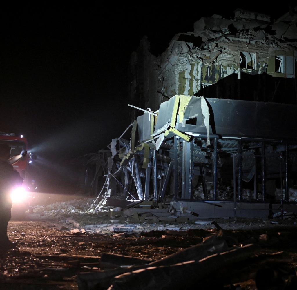Auch Rettungskräfte wurden laut ukrainischen Angaben beschossen, das Foto zeigt das zerstörte Gebäude