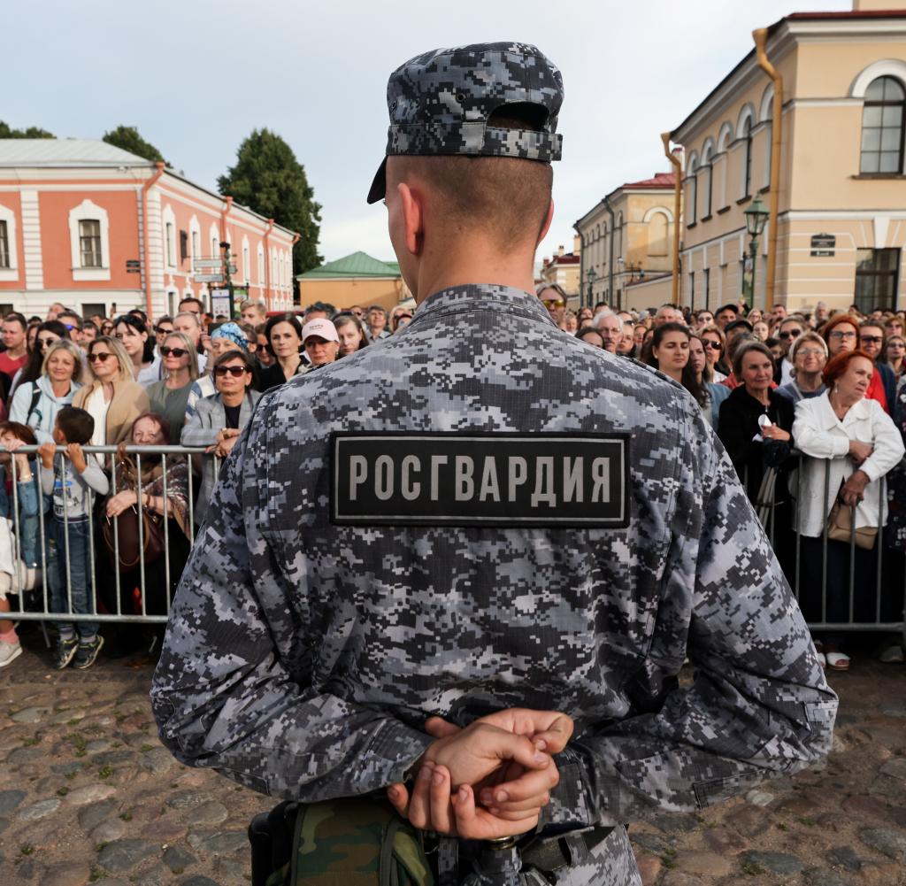 12. Juli 2023: Ein Offizier der Rosgwardija sichert die Eröffnungsveranstaltung des 12. Internationalen Opern-Festivals „All Together“ in Sankt Petersburg