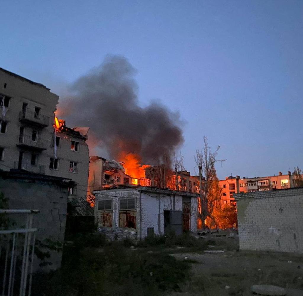 Ein Foto eines zerstörten Gebäudes nach dem Raketeneinschlag, dass die Militärverwaltung zur Verfügung stellte