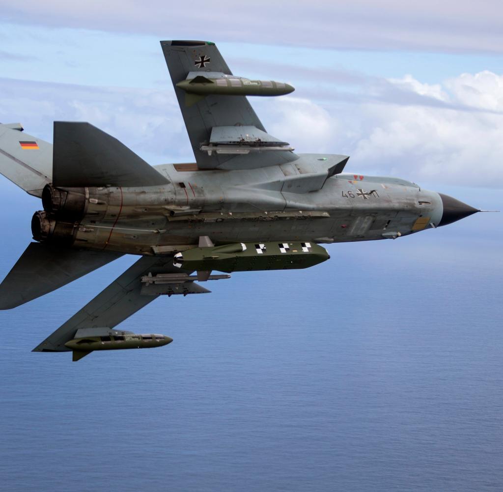 Diese von der Bundeswehr herausgegebene Aufnahme zeigt einen mit dem Lenkflugkörper Taurus bestückten Tornado-Kampfjet