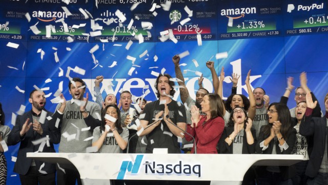 WeWork: In January 2018, all was right with the world for WeWork co-founder and CEO Adam Neumann.  But the IPO, which he (middle of the picture, black T-shirt) is celebrating with employees, was canceled - and he himself was sawed off.