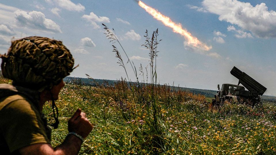 Ukrainian troops fire a Soviet-era rocket launcher.