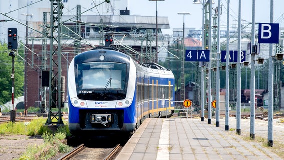 A train of the Nordwestbahn in a station © picture alliance/dpa Photo: Hauke-Christian Dittrich