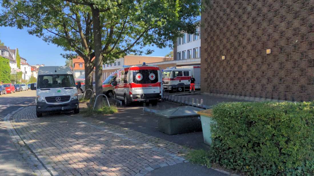 Das Wilhelmsgymnasium im Stadtteil Bad Wilhelmshöhe ist eine Betreuungsstelle für evakuierte Personen. Dort ist der Katastrophenschutz im Einsatz, was man an den Autos vorm Gebäude erkennt. 
