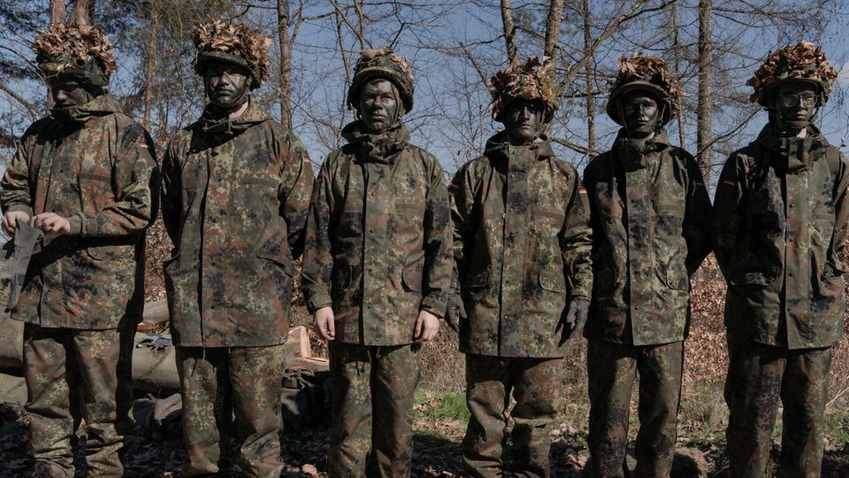 Participants of the Bundeswehr taster day in camouflage gear 