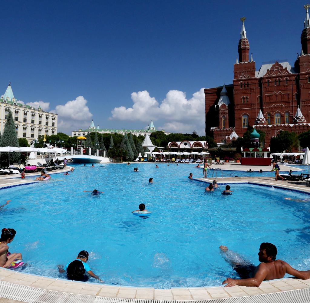 Baden am Hotel Kremlin – vor der Kopie des russischen Regierungsgebäudes gibt es Swimmingpools anstelle des Roten Platzes