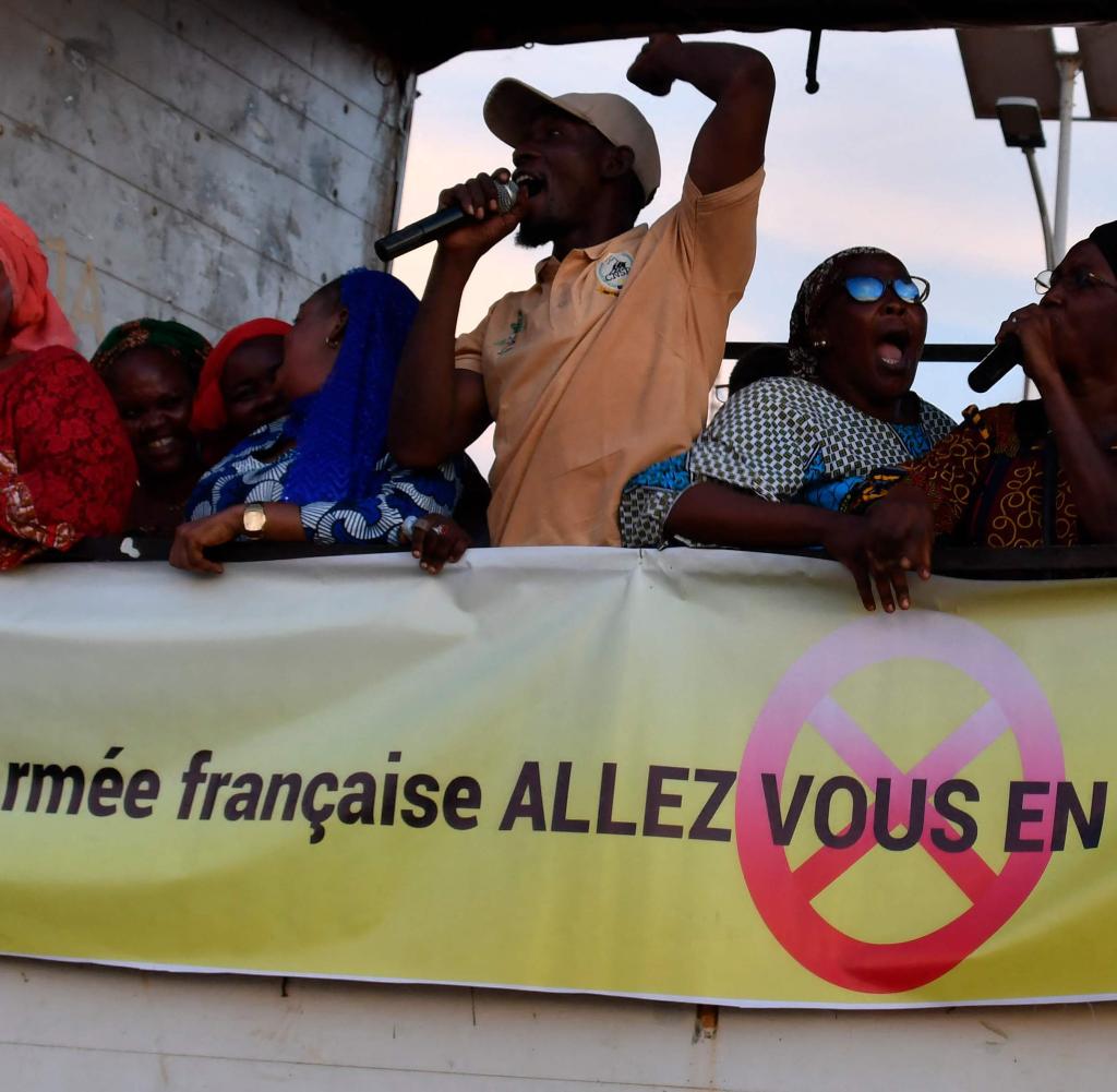 Demonstrators in the Niger capital Niamey.  On the banner they call on the French army to leave the country