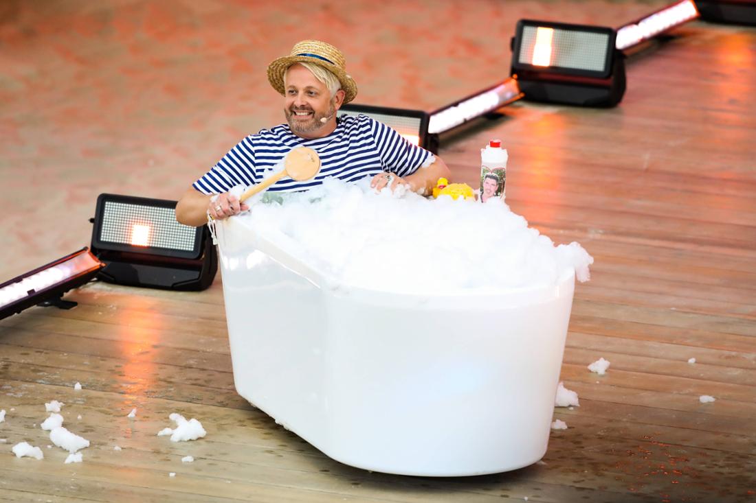   Ross Antony (GBR) is sitting in a bathtub - ARD recording show THE BIG SCHLAGERSTRANDPARTY 2023 - We're celebrating the 80's!  from the Gelsenkirchen Amphitheater