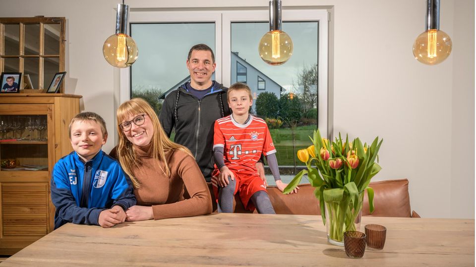 Nadine and Benedikt Jakobs with eight-year-old Eliah (left) and nine-year-old David, the youngest son was sick on the sofa.  The family's new home is deep in the Hunsrück, around 100 kilometers from Cologne