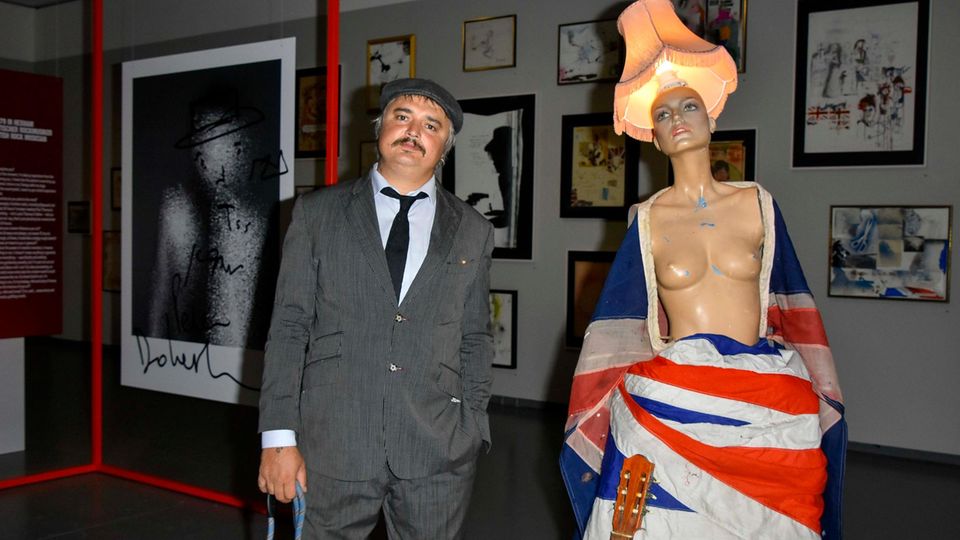 Peter Doherty with a figure he designed at the opening of the art exhibition "Beyond Fame"