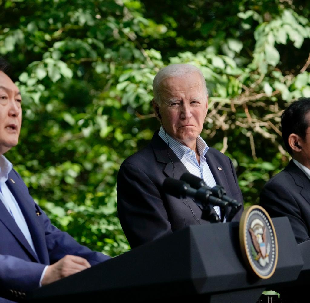 Südkoreas Präsident Yoon Suk Yeol (l.), US-Präsident Joe Biden (M.) und Japans Regierungschef Fumio Kishida beim Gipfeltreffen in Camp David