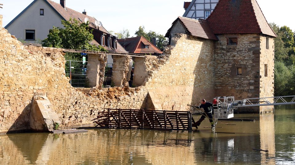 Die historische Stadtmauer am Seeweiher in Weißenburg fiel auf einer Länge von rund 25 Metern in sich zusammen