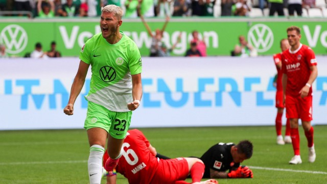 Bundesliga: Close by: Wolfsburg's Jonas Wind (left) celebrates his goal to make it 1-0 after a mistake by Heidenheim's goalkeeper Kevin Müller (on the ground).