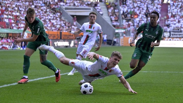 Bundesliga: A lot going on in Augsburg: This foul by Gladbach's Luca Netz (left) on Arne Engels leads to a penalty for the Fuggerstadt team.  After eight goals, both teams separate in a draw.