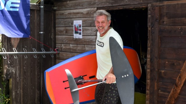 Extraordinary sports in practice: André Wacke, owner of the event company Sunnawind, with a wingfoiling board.
