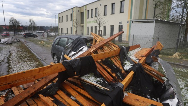 Storm in Bavaria: A roof of a retirement home that was worn away by the storm is lying on a car in a parking lot.