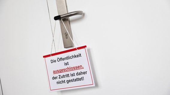 A sign at the start of the Wunstorf murder trial reads "The public is excluded".  © Michael Matthey/dpa Photo: Michael Matthey/dpa
