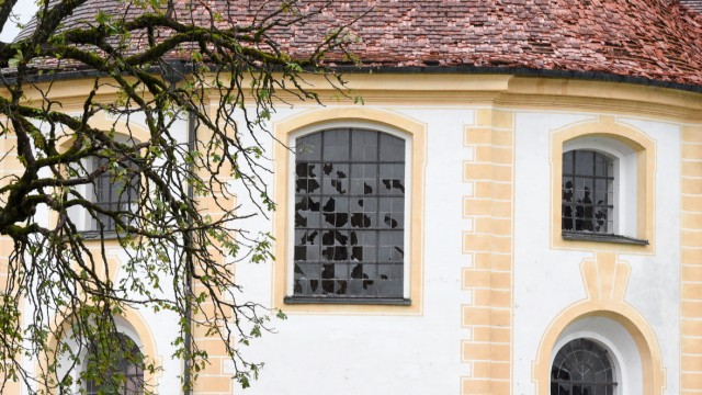 Extreme storm in Upper Bavaria: windows burst everywhere in the Benediktbeuern monastery and roof panels were covered.  The damage cannot yet be quantified.