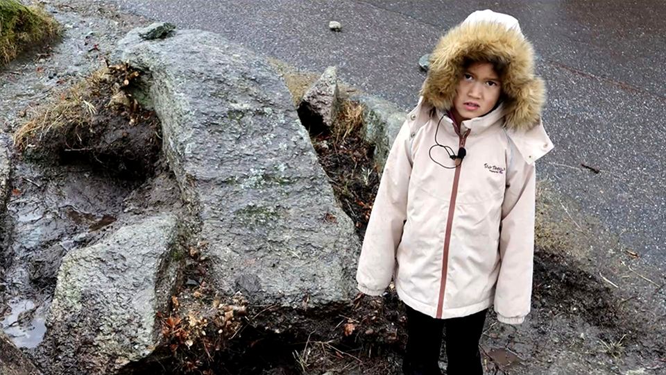 Video: Girl digs up a Stone Age dagger at school