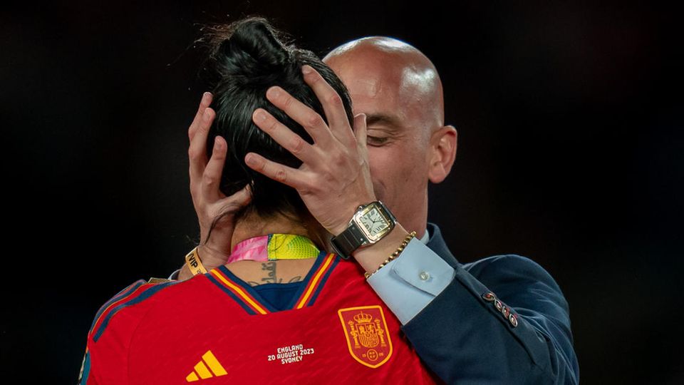 Luis Rubiales pulls Jenni Hermoso close and kisses her after the successful victory for the Spanish women's team