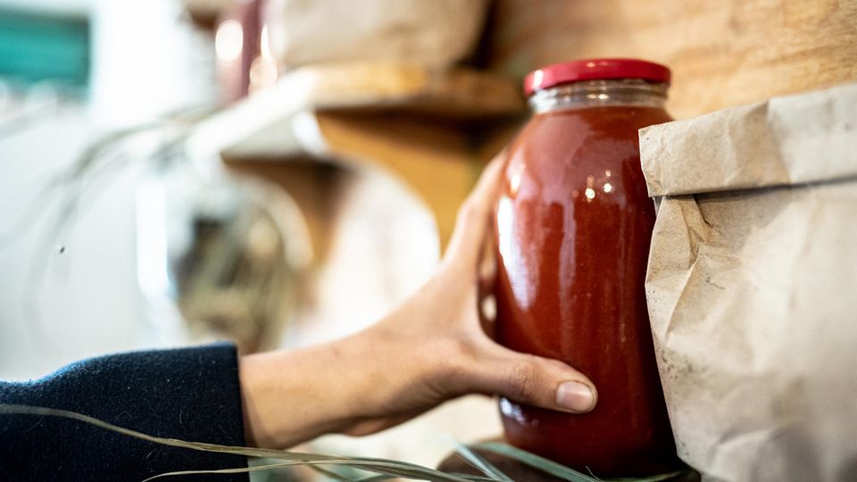 A poem in winter: homemade tomato sauce