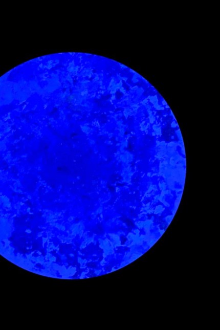 Group exhibition on Herrenchiemsee: The color blue as a symbol for life: Marie-Christine von Liebes Arbeit "Blue Globe"2022, acrylic on canvas.