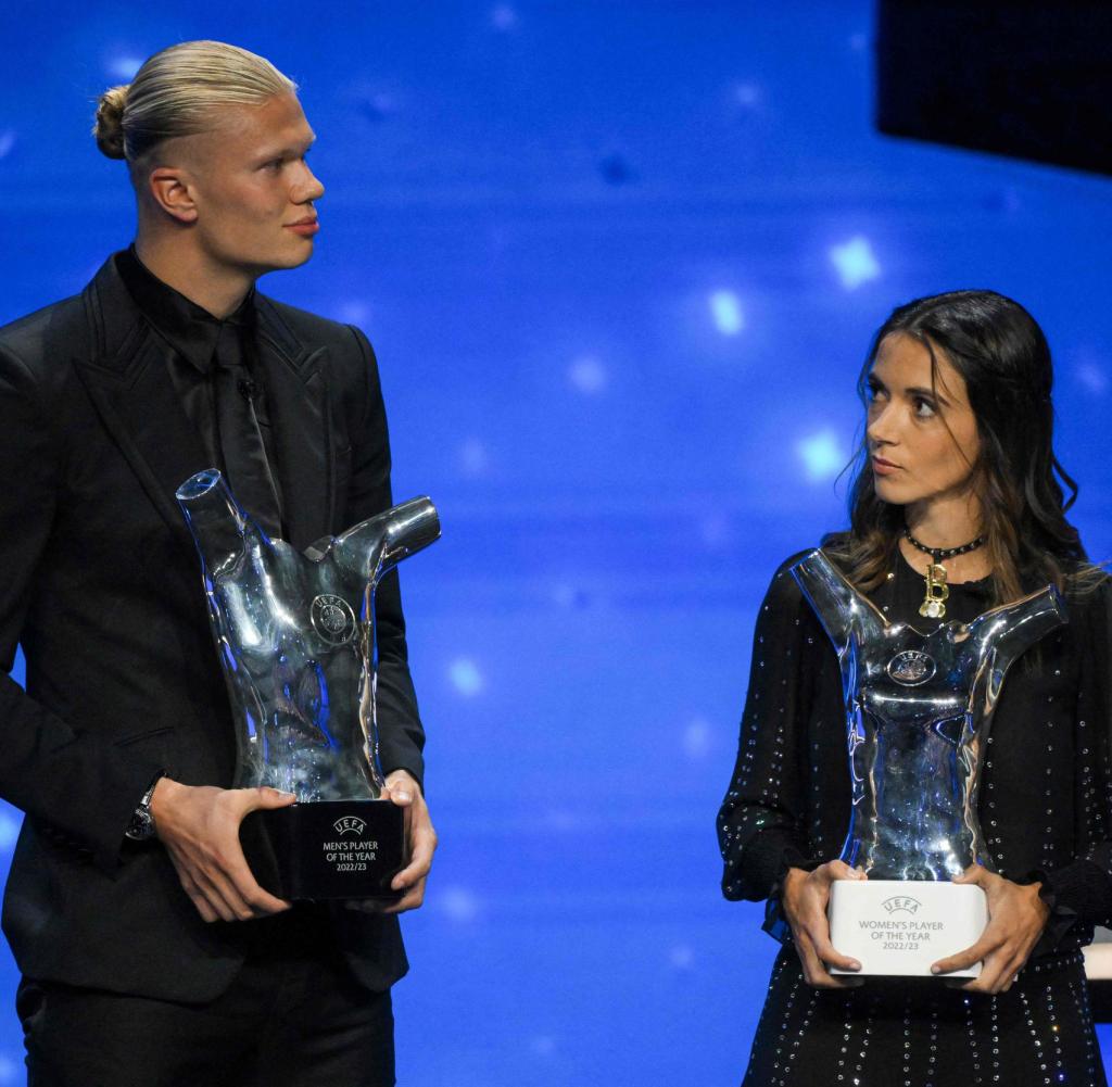 Manchester City's Norwegian striker Erling Haaland (L) and FC Barcelona's Spanish midfielder Aitana Bonmati (R) pose with their season 2022/2023 men's and women's player of the year awards during the UEFA Champions League group stage draw ceremony at The Grimaldi Forum in the Principality of Monaco, on August 31, 2023. (Photo by NICOLAS TUCAT / AFP)