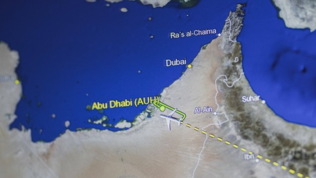 Two false starts, then the demolition: The monitor in the government plane "A340" shows the plane turning back to Abu Dhabi.
