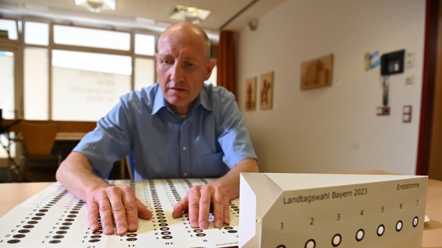 Bavarian state election 2023: Gregor Cordes is one of the test persons who were able to test the new templates - for the first and second vote - with placebo ballots.