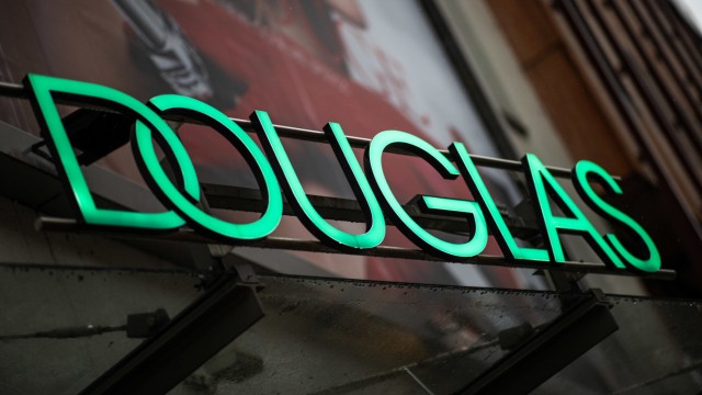 Perfumery: The logo of the Douglas perfumery chain is above the entrance area of ​​a branch.  The branch business is the largest growth driver of the perfumery chain.
