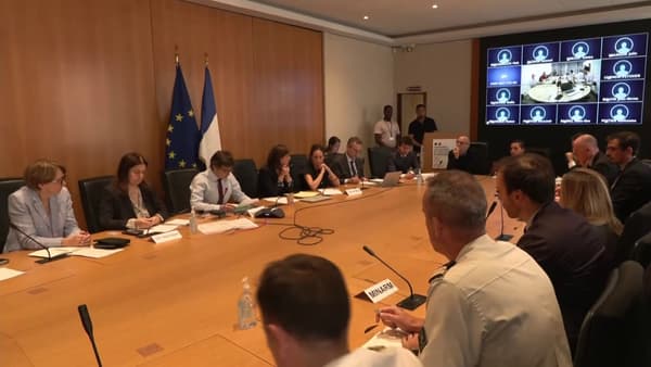 Une réunion en lien avec l'évacuation de Français du Niger, au centre de crise du ministère des Affaires étrangères, Quai d'Orsay, à Paris, le 1er août 2023.