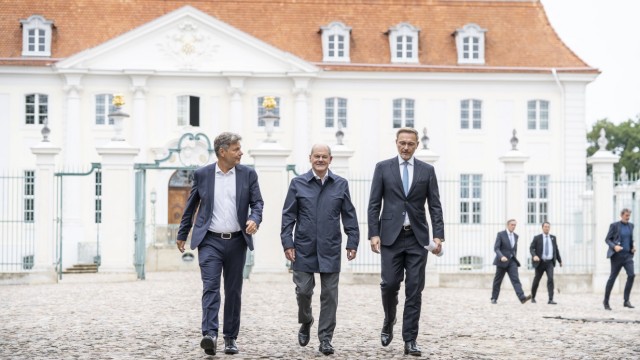 Cabinet retreat in Meseberg: Robert Habeck, Olaf Scholz and Christian Lindner on the first day of the cabinet retreat at Meseberg Castle.