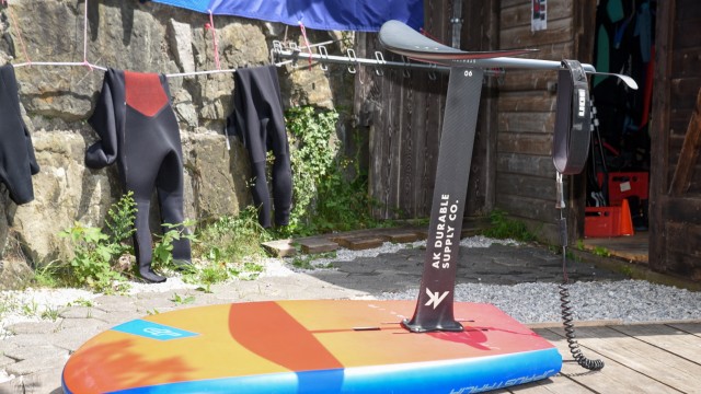 Extraordinary sports in practice: You stand on a small board with a long fin ("hydrofoil") is mounted.