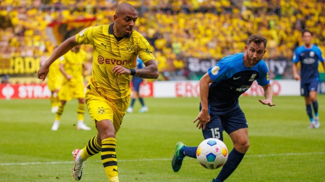 DFB Cup: A goal in the 6-1 win against TSV Schott Mainz: Dortmund's Donyell Malen, left, 1.76 meters.