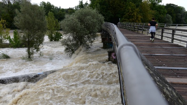 High water in Munich: The river has turned into a torrent - here on the Flaucher.