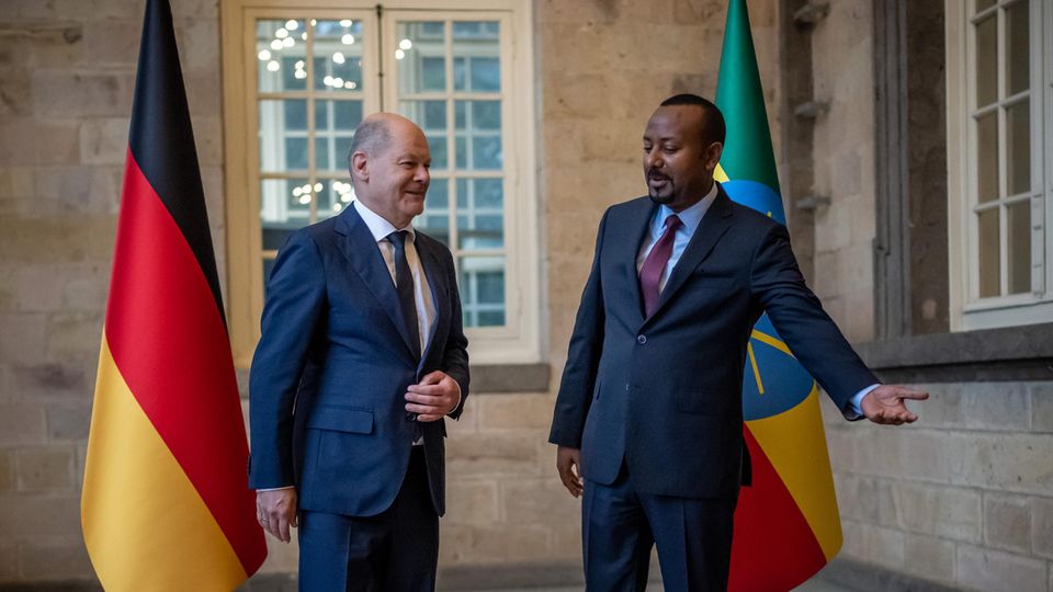 Chancellor Olaf Scholz (SPD) is welcomed by Abiy Ahmed, Prime Minister of Ethiopia at the official residence