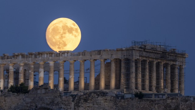 Rating: The moon rises over the Acropolis in Athens: Greek bonds gradually lose the "junk"-Status.